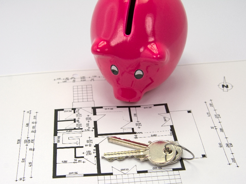 Sparschwein auf Papier mit Raumaufteilung und Schlüsseln.
