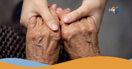 Junge Person nimmt die Hände einer senioren Person in ihre Hände.