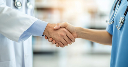 Pflegekraft und Apotheker schütteln sich die Hand