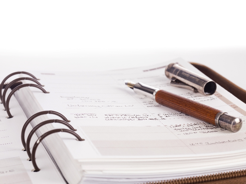 Ringblock mit geöffnetem Füller zu sehen.