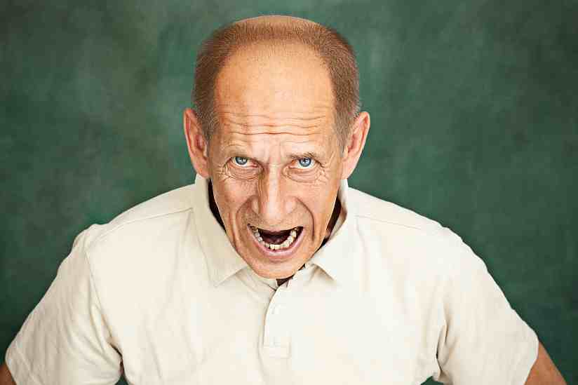 Älterer Mann schreit in Kamera