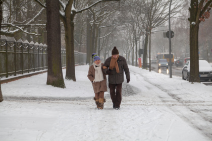 Altes Senioren Paar geht im Schnee spazieren