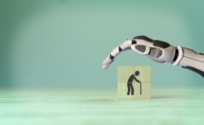 Roboter hält seine Hand über Symbol eines Senioren.