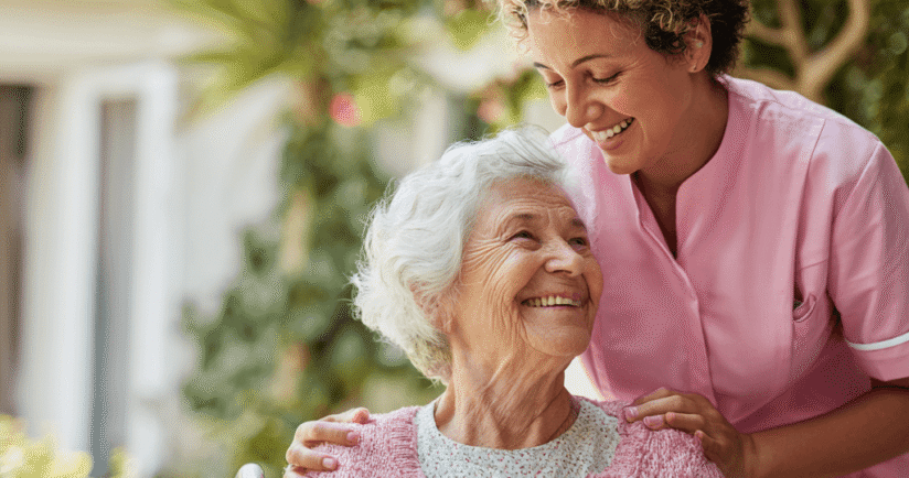 Pflegekraft unterstützt ältere Frau mit Alzheimer im Frühstadium – Hoffnung durch neues Demenz-Medikament Leqembi (Lecanemab).