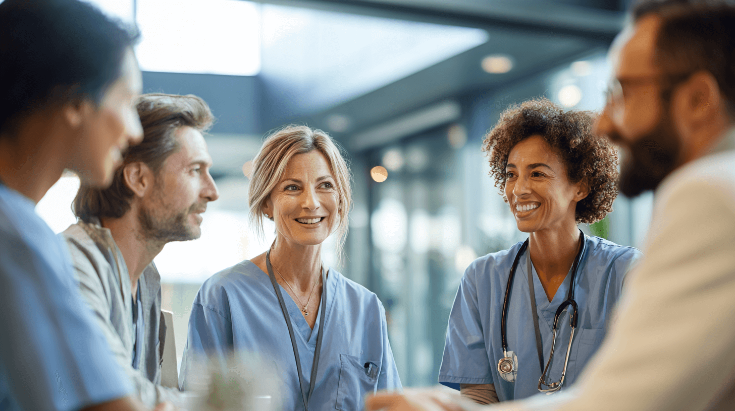 Team im Gespräch in blauen Kasacks