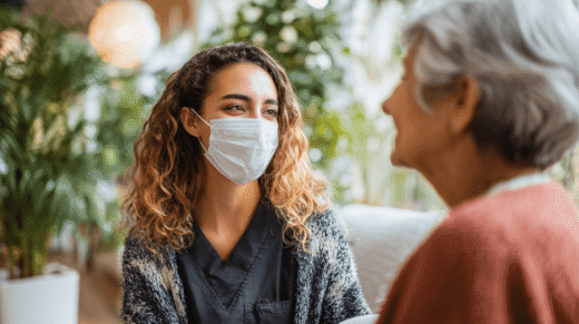 Pflegeperson mit Maske_Symbolbild fuer Corona in der Altenpflege