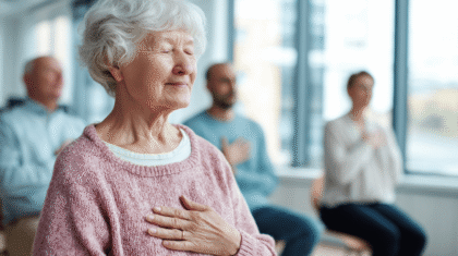 Seniorin mit hand auf dem brustkorb. Symbolbild für atemgymnastik