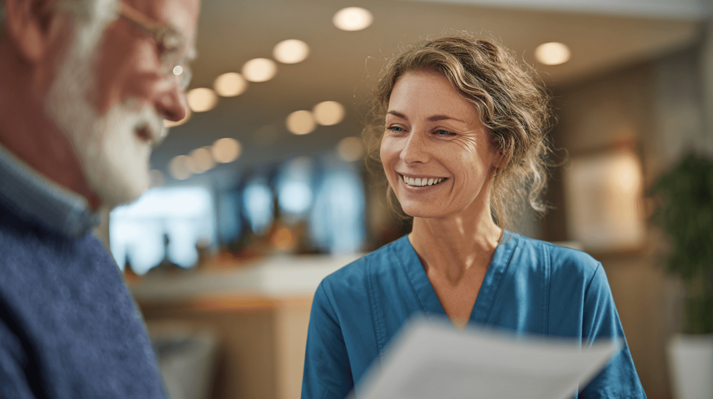 blonde pflegeperson mit formular bei senior und lächelt