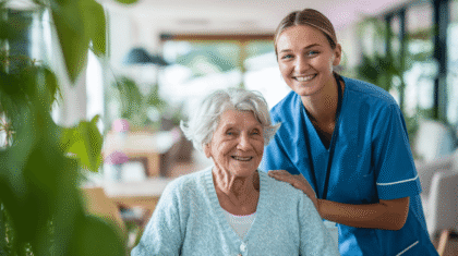 demenzkranke seniorin mit pflegerin im blauen kasack