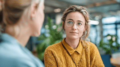 Kündigungsgespräch in der Altenpflege mit junger blonder Frau, die verunsichert auf ihre Gesprächspartnerin schaut.