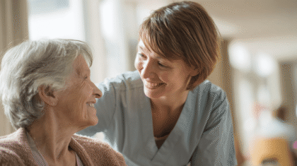 Osteuropäische Pflegerin mit Patientin