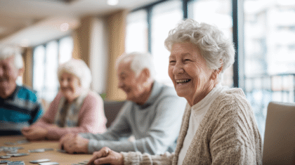 seniorengruppe spielt am tisch und lacht