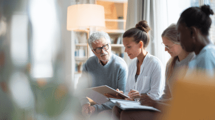 Teambesprechung in der Altenpflege_Symbolbild für neue QPR 2026