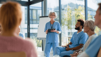 pflegeperson hält einen vortrag. Symbolbild für weiterbildung in der altenpflege