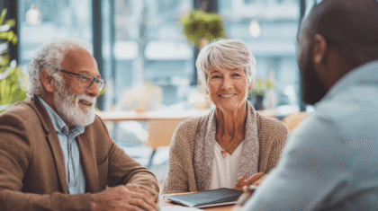 Beratung zur Pflegeversicherung mit einem senioren Paar