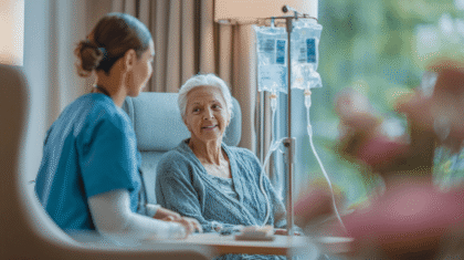 Pflegeperson bei Patientin im Gespräch, Symbol für Gastrostoma