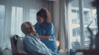 Pflegekraft bei seniorem Patienten, Symbol für Tracheostoma-Vorbereitung