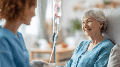 Pflegeperson bereitet alternative Ernaehrungsform vor und besprict es mit Patientin.