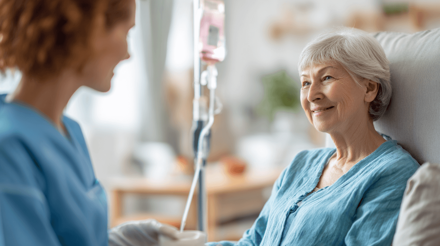 Pflegeperson bereitet alternative Ernaehrungsform vor und besprict es mit Patientin.