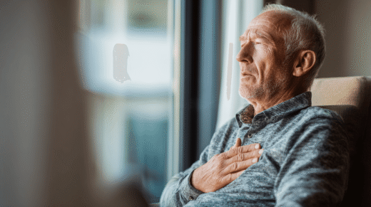 Mann hält sich die Brust, Symbol für Veränderung Atemrhythmus