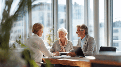 Beratungsgespräch zum Thema freiwillige Pflegeversicherung