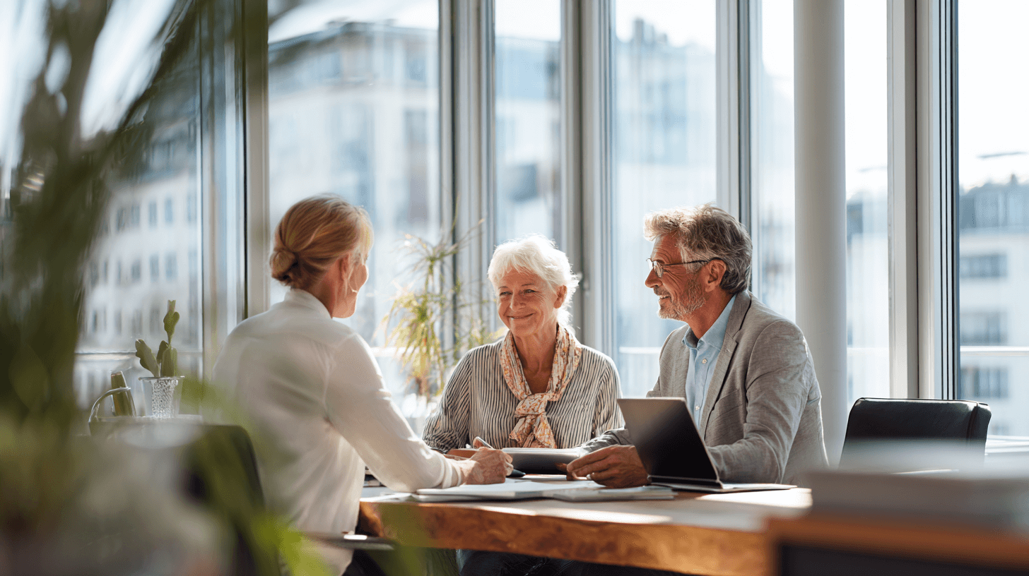 Beratungsgespräch zum Thema freiwillige Pflegeversicherung