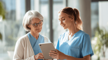 Gespräch einer Ärztin und Pflegeperson