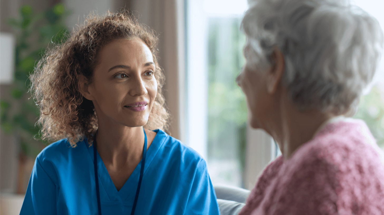 gespräch von pflegeperson mit senioren, Symbol für verschwiegenheitspflicht