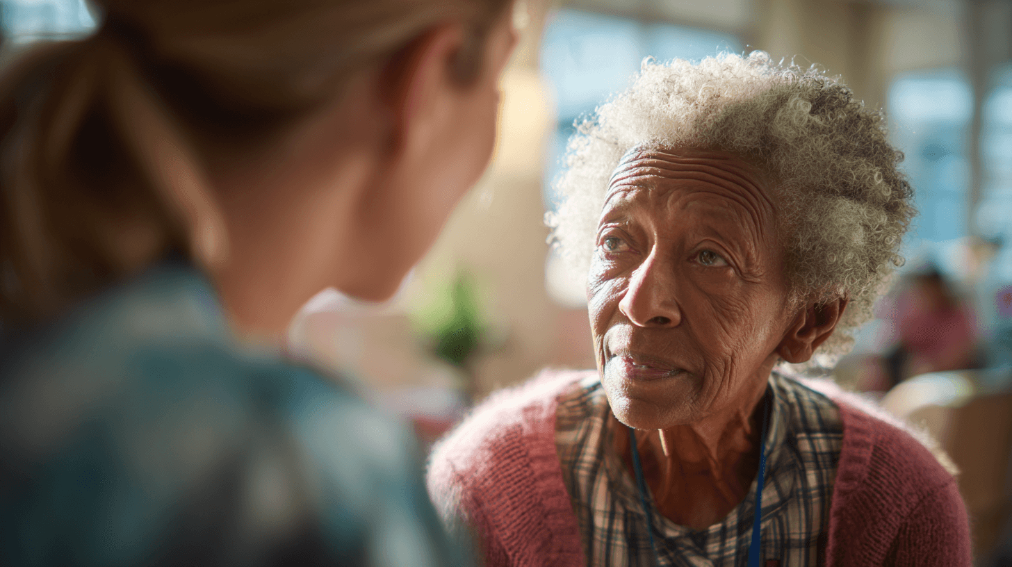 Pflegeperson mit seniorer Dame mit Mitgrationshintergrund, Symbol für kultursensible Pflege