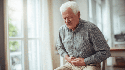 mann haelt sich bauch vor schmerzen, symbol für verstopfung