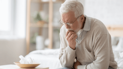 Seniorer mann ist übel und hält sich hand vor den mund