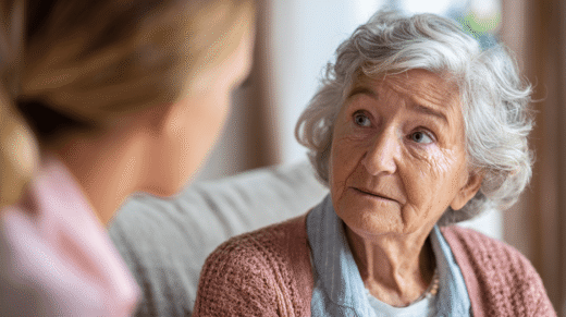 Seniore Dame im Gespräch mit Pflegeperson, Symbol für Notlüge