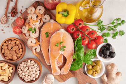 Lachs, Nüsse, Oliven und Tomaten sind wertvolle Omega-3-Fettsäuren-Quellen.