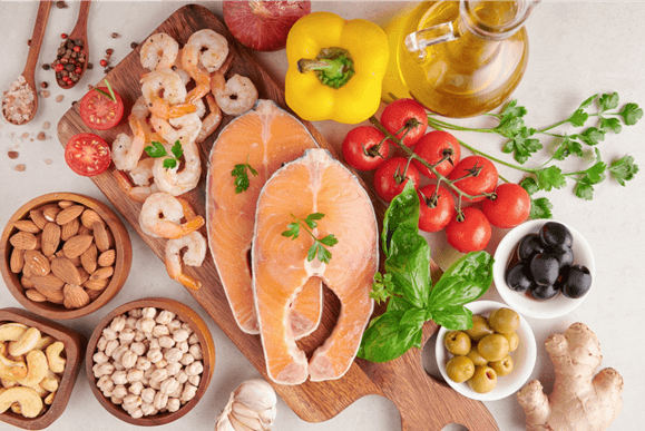 Lachs, Nüsse, Oliven und Tomaten sind wertvolle Omega-3-Fettsäuren-Quellen.