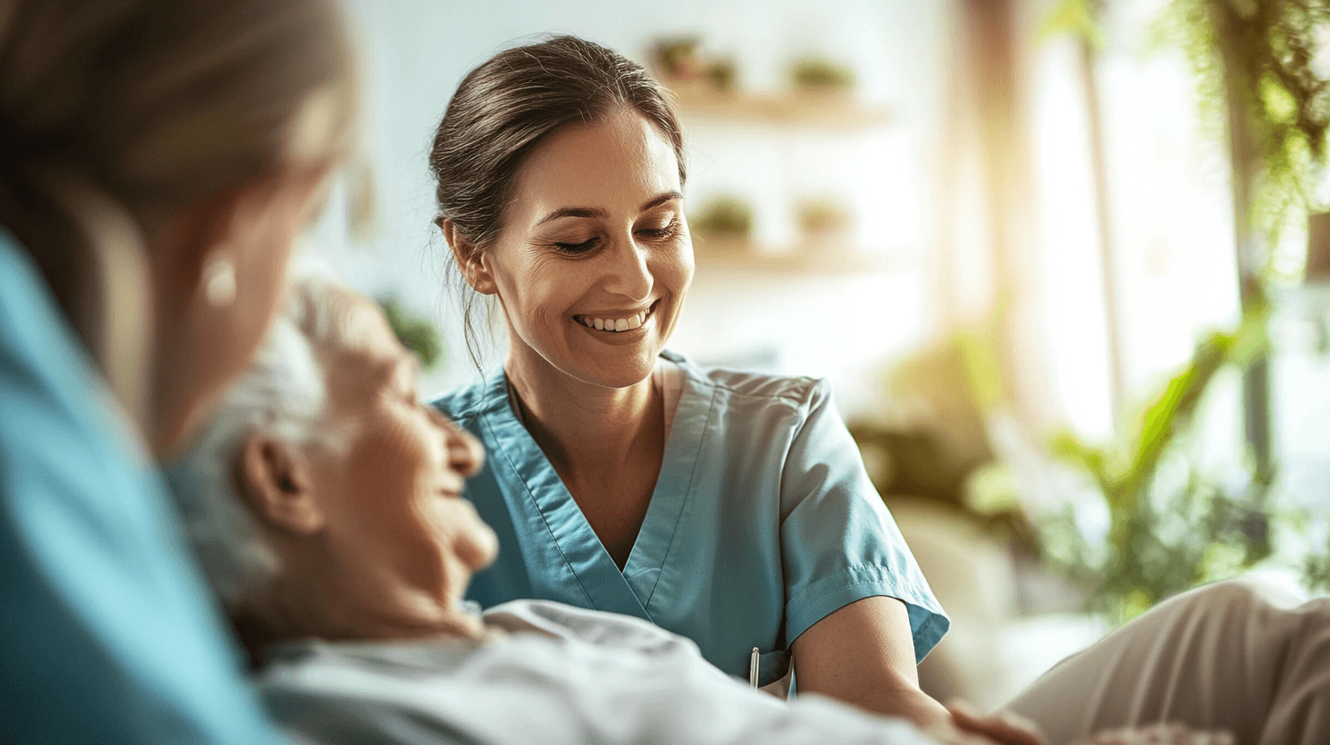 Pflegefachassistentin in der Altenpflege ist am Bett einer Seniorin und lächelt.